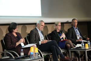 Panelists share experiences and ideas on convergences between science, policy and business at the GLF, Paris, Dec 2015. Credit: Bioversity International.