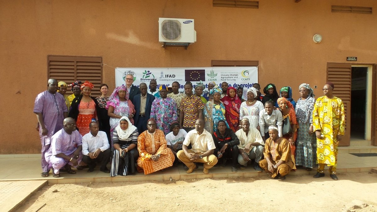 Partners of IER, Stefano Padulosi and Gennifer Meldrum with producers, traders and consumers of the fonio value chain at the Fonio meeting in Bamako, Mali. Credit: Bioversity International/G.Lochetti