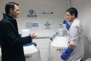 Belgium Deputy Prime Minister and Minister for Development Cooperation, Alexander De Croo, visiting the cryopreservation facilities at the ITC. Credit: Bioversity International/N. Capozio