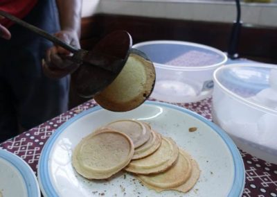 Galletas horneadas hechas de harina de yuca con semillas tostadas de ajonjolí y maní. Foto: Yasuyuki Morimoto