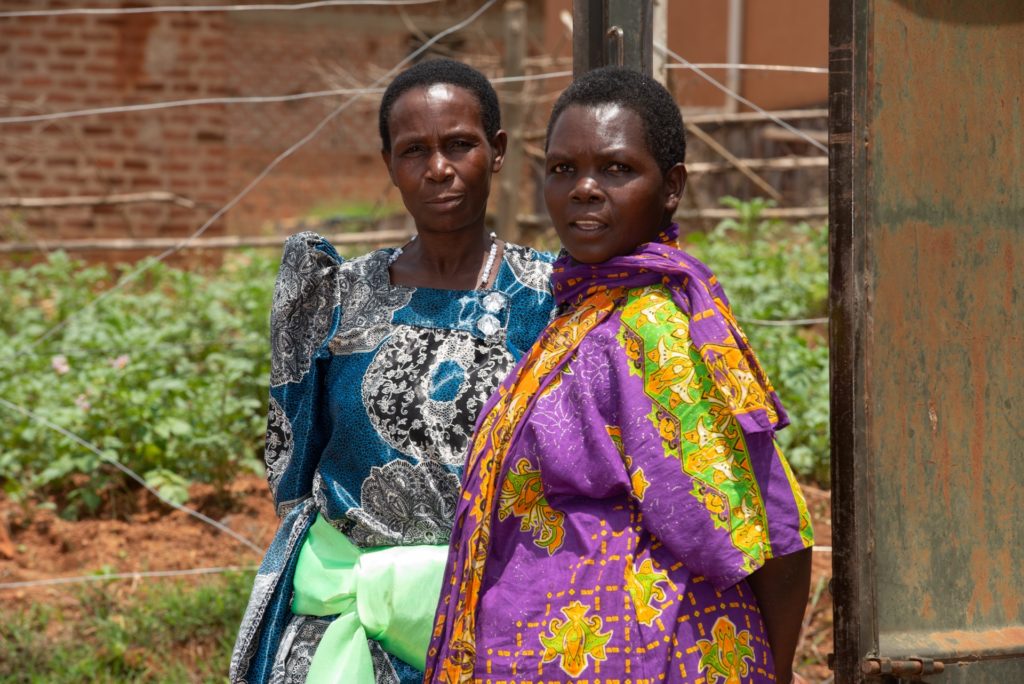 Josephine Nabuuma (derecha), productora local de frijol que trabajó con el proyecto financiado por BMZ.