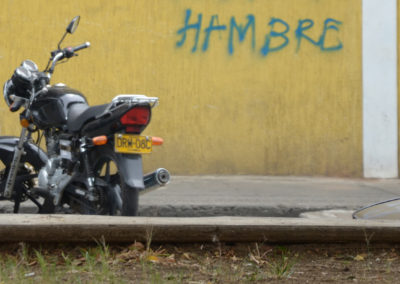 Graffiti with the word "hunger" written in Spanish on a wall in Cali, Colombia. Photo by: Melissa Reichwage/CIAT.