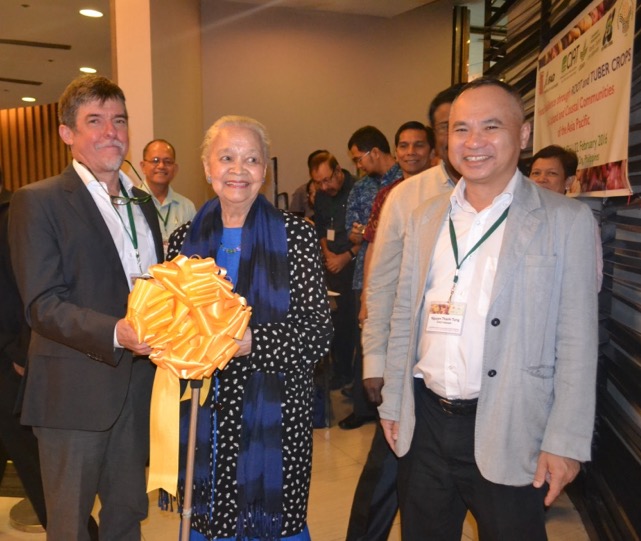 Opening of the exhibit by Gordon Prain, Gelia Castillo and Mr Nguyen Thanh Tung. Credit: Angelica Barlis. 
