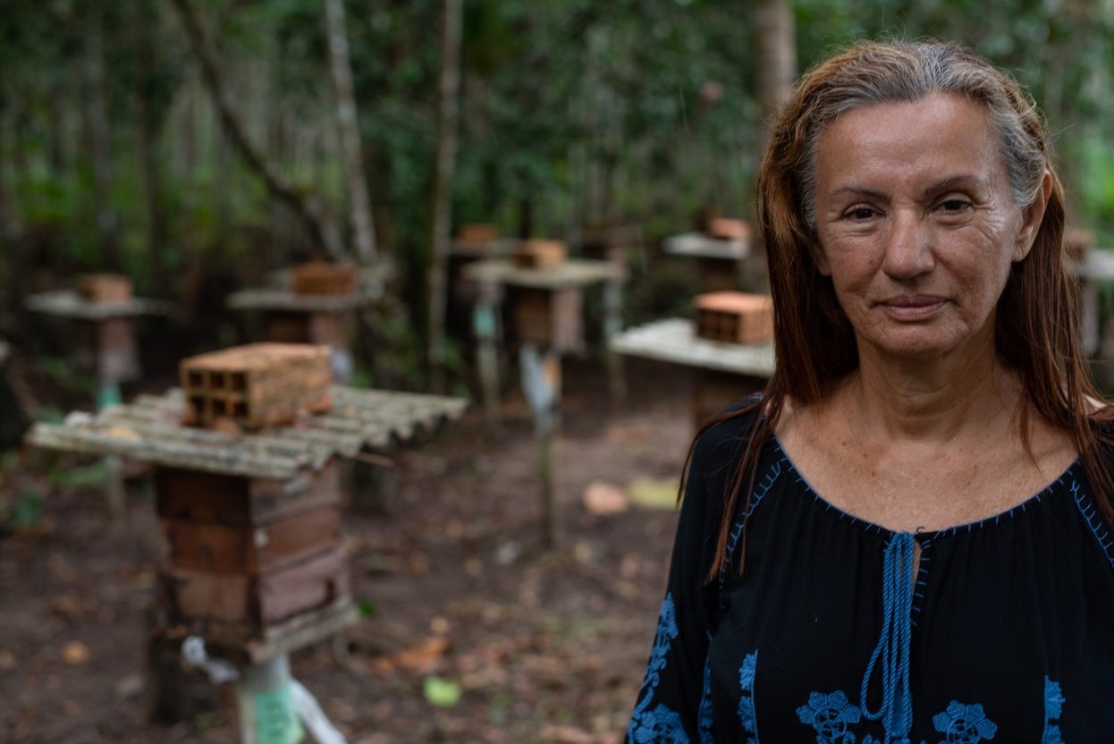 Marussa de Macedo es una defensora de la naturaleza, además de recibir un ingreso extra con la miel que cultiva, también destaca la importante labor de sus abejas en la polinización de las plantas.