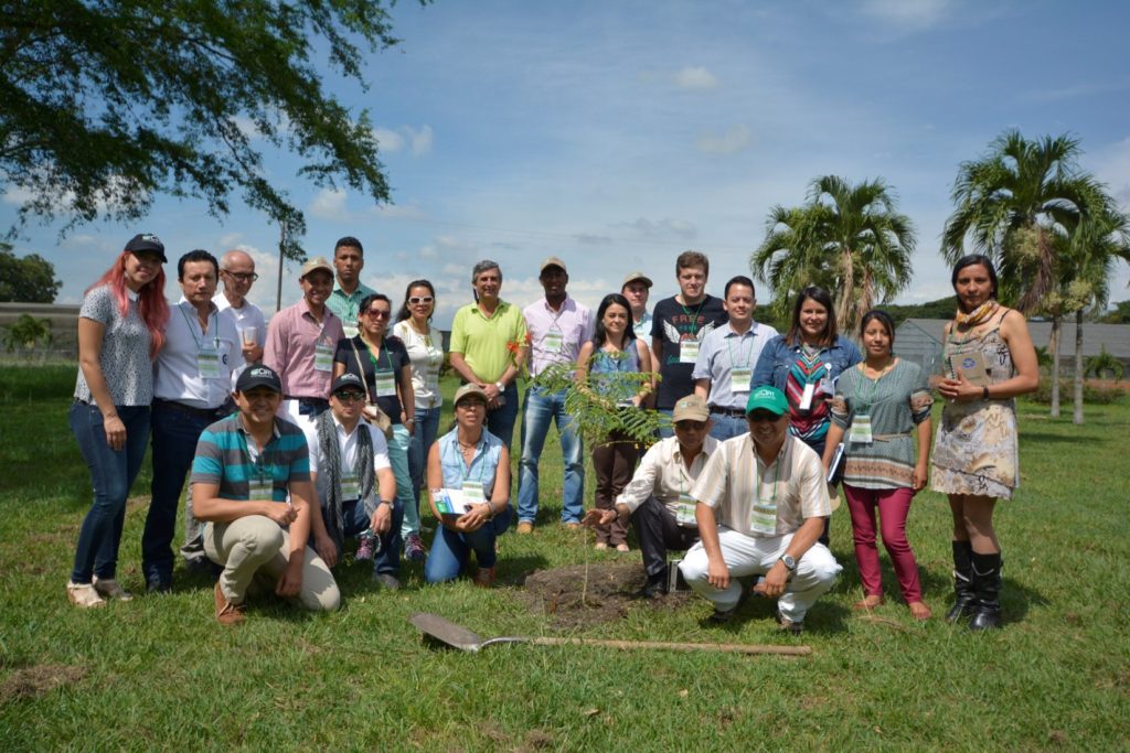 Investigadores de Corpoica plantan un árbol en la sede principal del CIAT