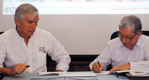 William Roca, presidente de REDBIO, y Rubén Echeverría, director general del CIAT, firmaron una nueva alianza para disminuir brechas de ciencia y tecnología en América Latina y el Caribe en diciembre pasado.