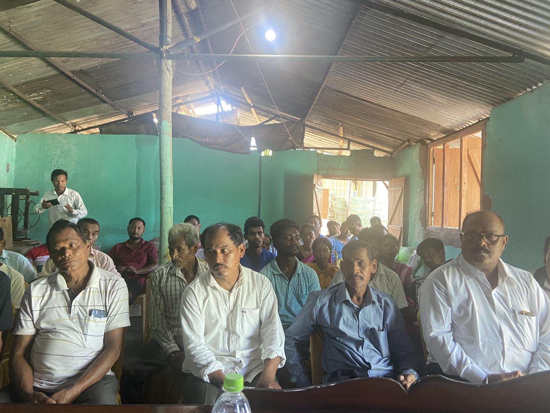 A group of farmers meets to discuss forming a small tea grower coalition - Alliance Bioversity International - CIAT