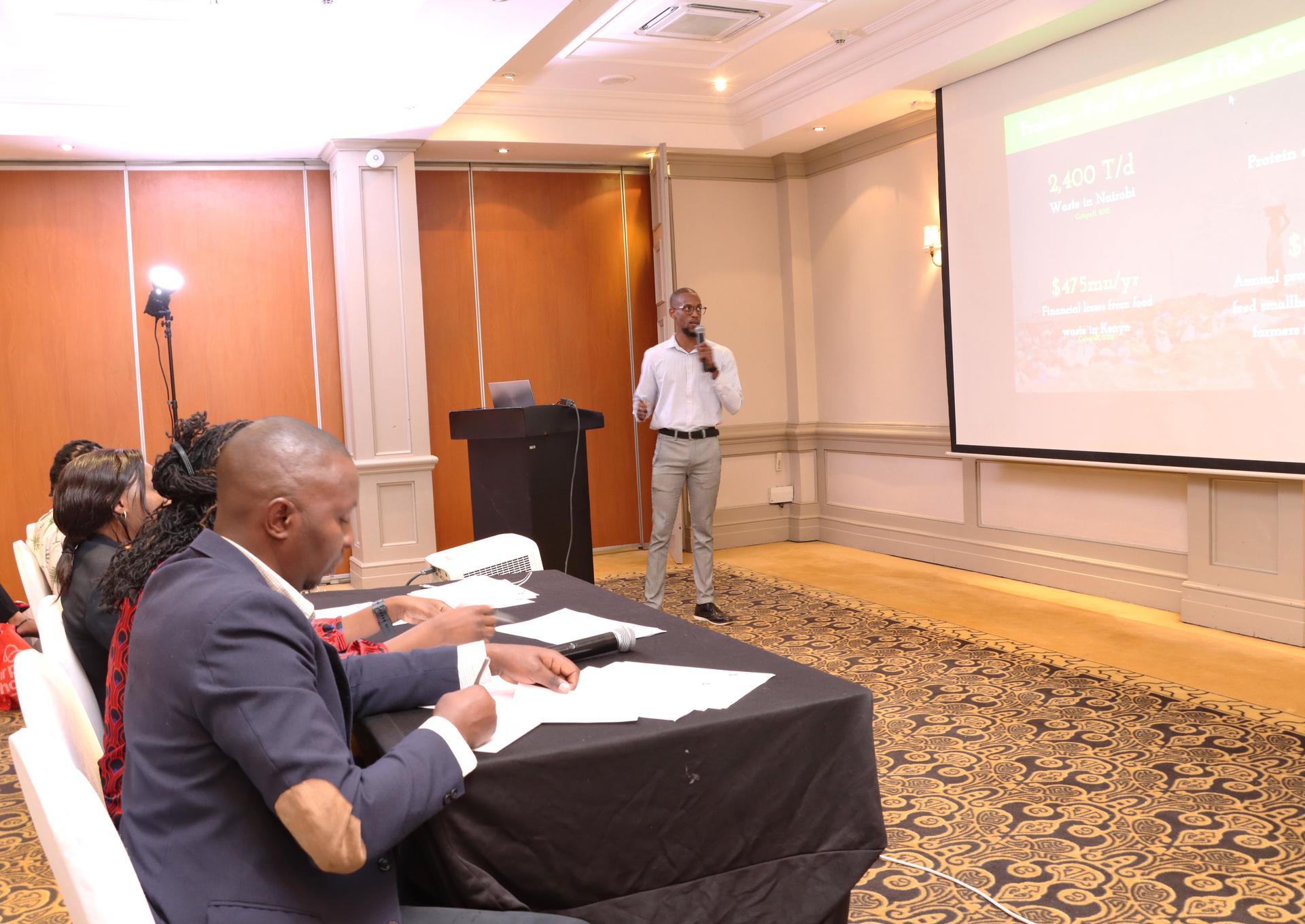 Innovator's pitch before judges. Picture by Esther Nzuki - Alliance Bioversity International - CIAT