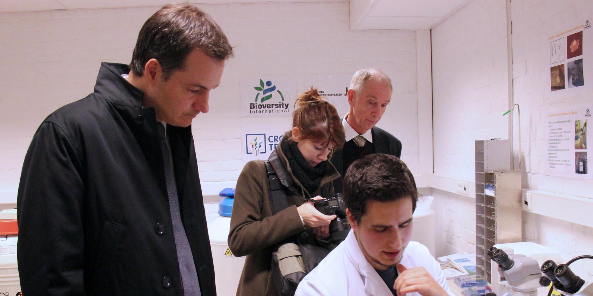 Belgium Deputy Prime Minister and Minister for Development Cooperation, Alexander De Croo, visits the cryopreservation facility at the ITC. Credit: Bioversity International/N.Capozio