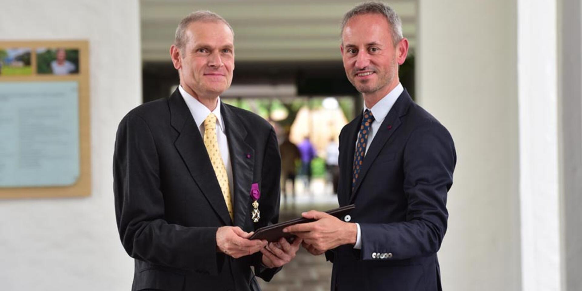 El cient&iacute;fico Daniel Debouck recibe el m&aacute;ximo reconocimiento del Reino de B&eacute;lgica