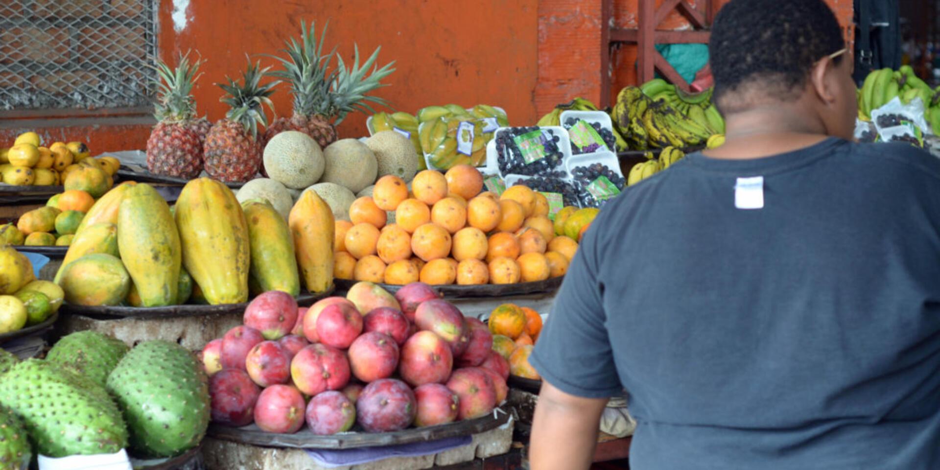 Cali, Colombia in contrast: Feast and famine