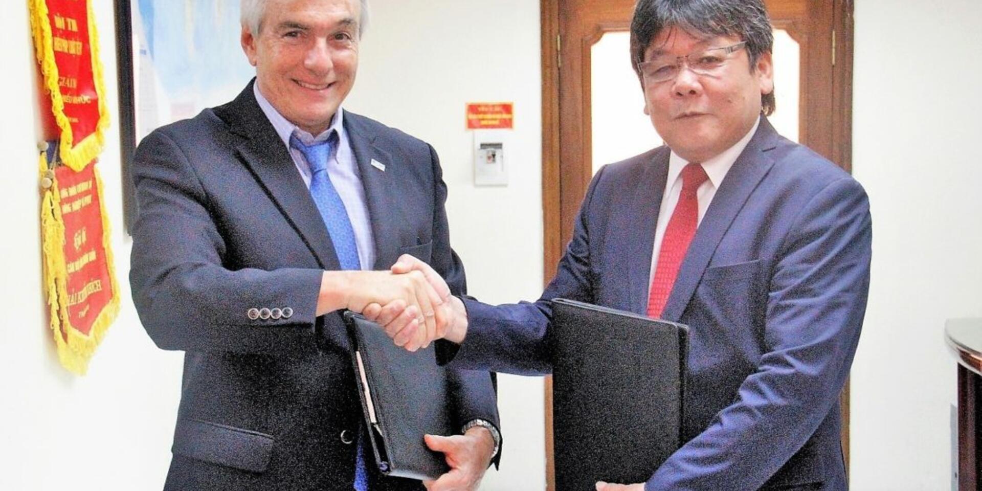 Threat of cassava mosaic disease, strengthening resilience to climate disasters, dominate conversations between CIAT and Vietnam agricultural institutions