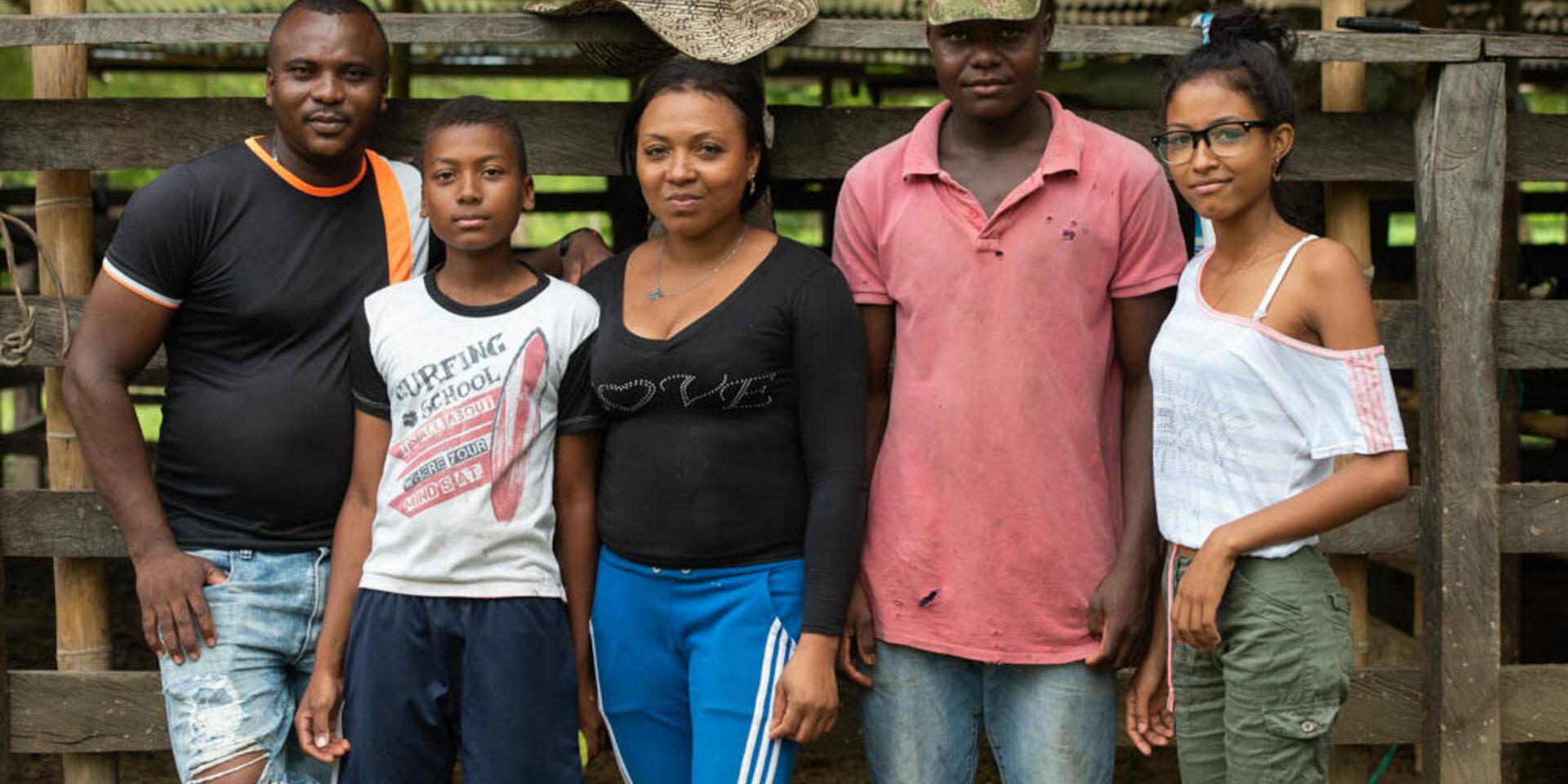 La finca lechera de una familia se transforma con arduo trabajo, riesgo y ayuda t&eacute;cnica constante