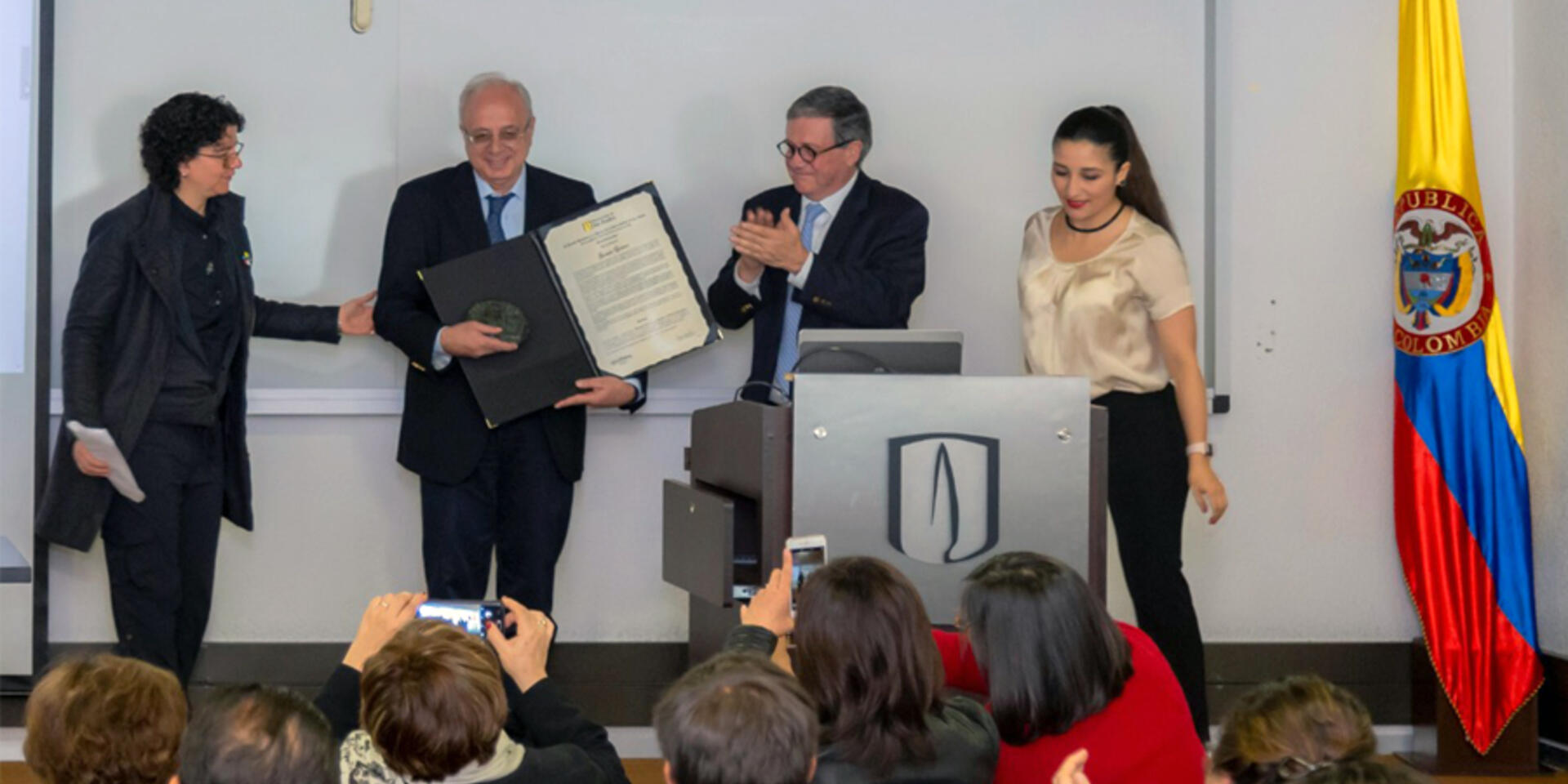 Medalla al M&eacute;rito Uniandino es otorgada a Joe Tohme