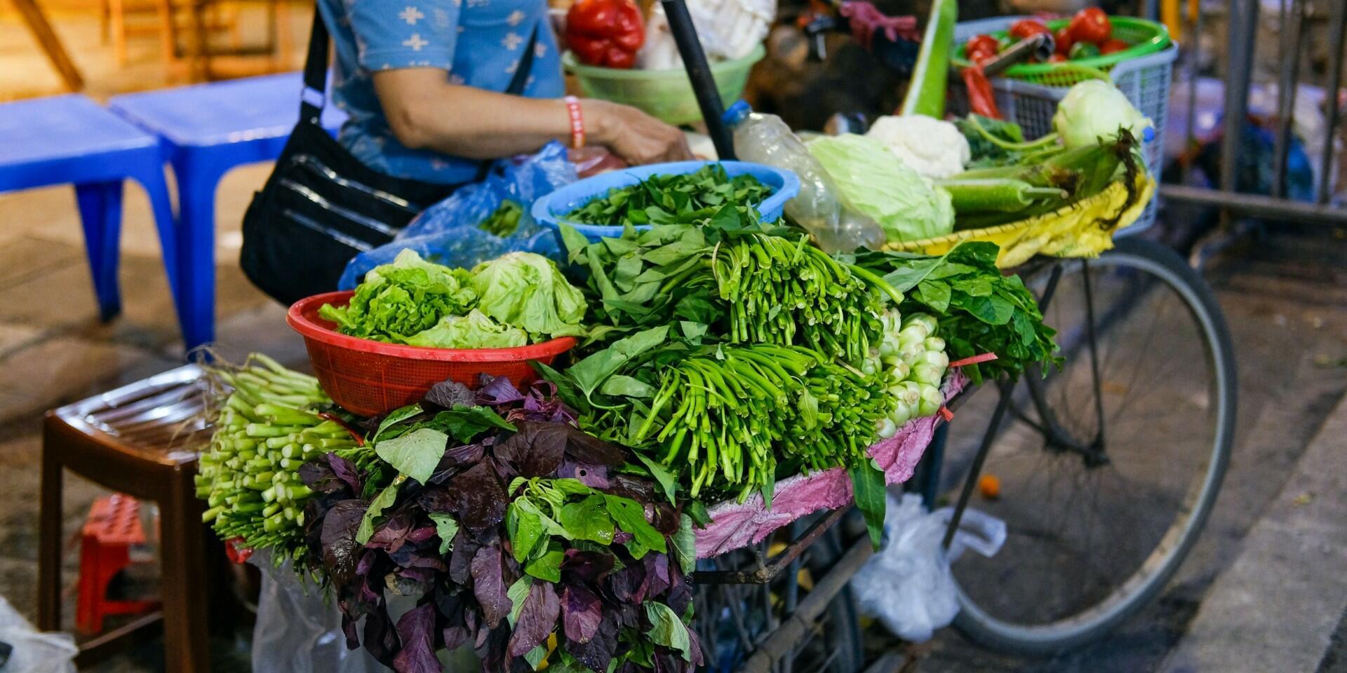The invisible backbone of the world's food system - What 327 studies from 64 countries tell us about informal food vendors