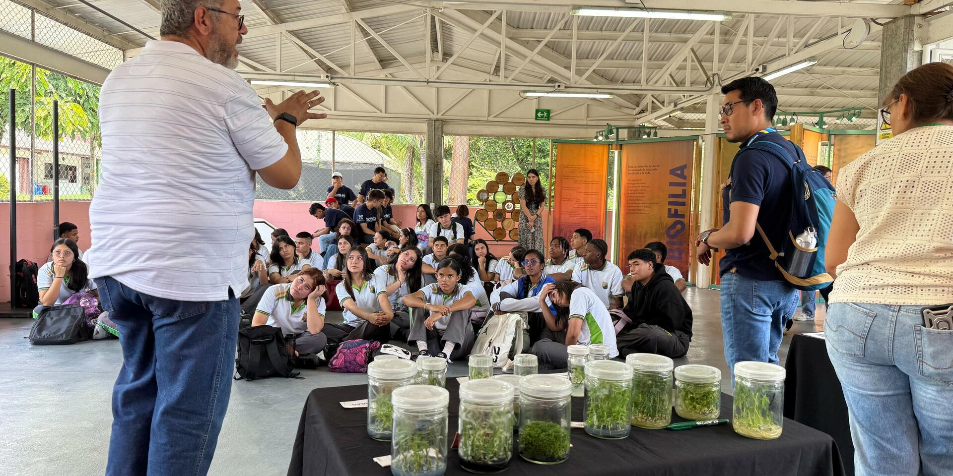 Estudiantes del JEGA Palmira visitaron el Museo Bio-Aprendiz y exploraron nuevas formas de interactuar con la ciencia