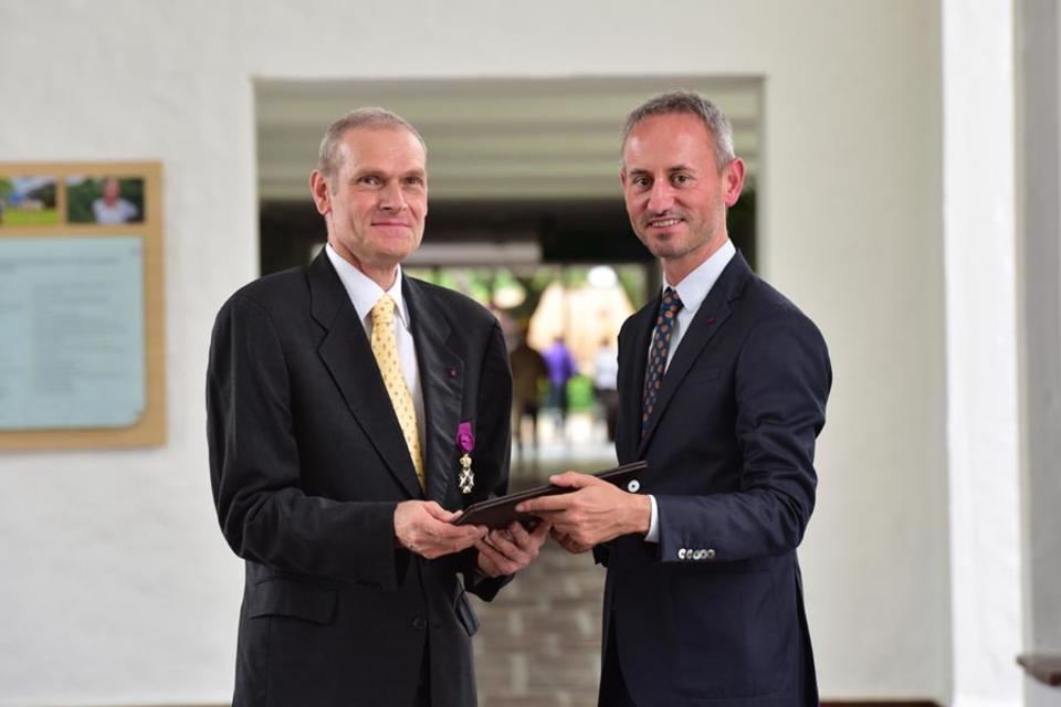 El científico Daniel Debouck recibe el máximo reconocimiento del Reino de Bélgica