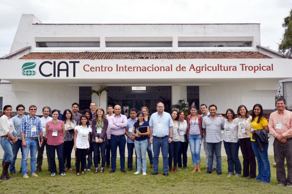 Tejiendo Lazos, un puente entre Corpoica y el CIAT para fortalecer la investigaci&oacute;n agr&iacute;cola en Colombia