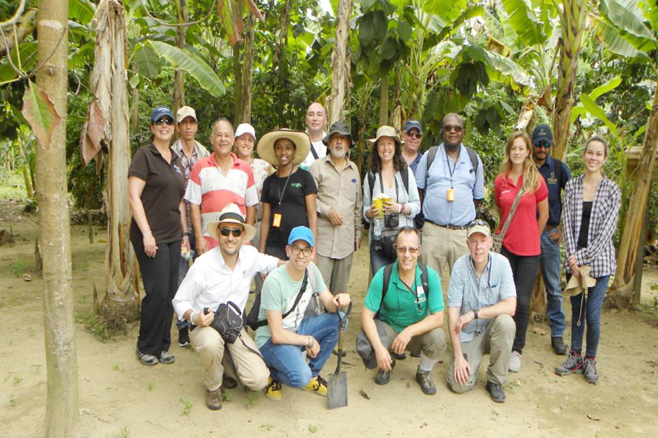 Áreas de investigación del CIAT combinan esfuerzos para adelantar iniciativa Cacao para la Paz en Colombia