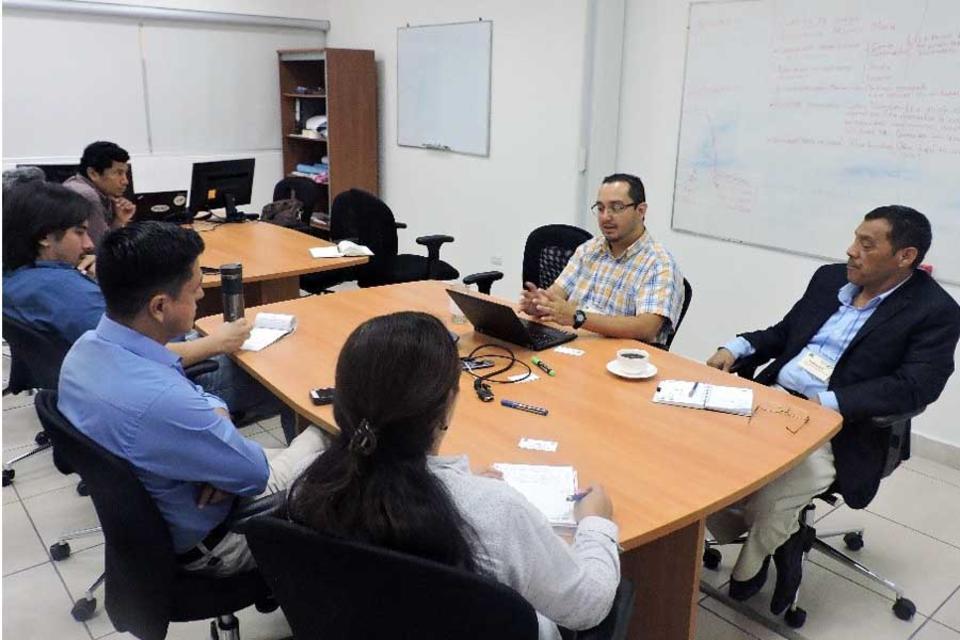 El Secretario ejecutivo del CAC visit&oacute; las oficinas del CIAT en Centroam&eacute;rica