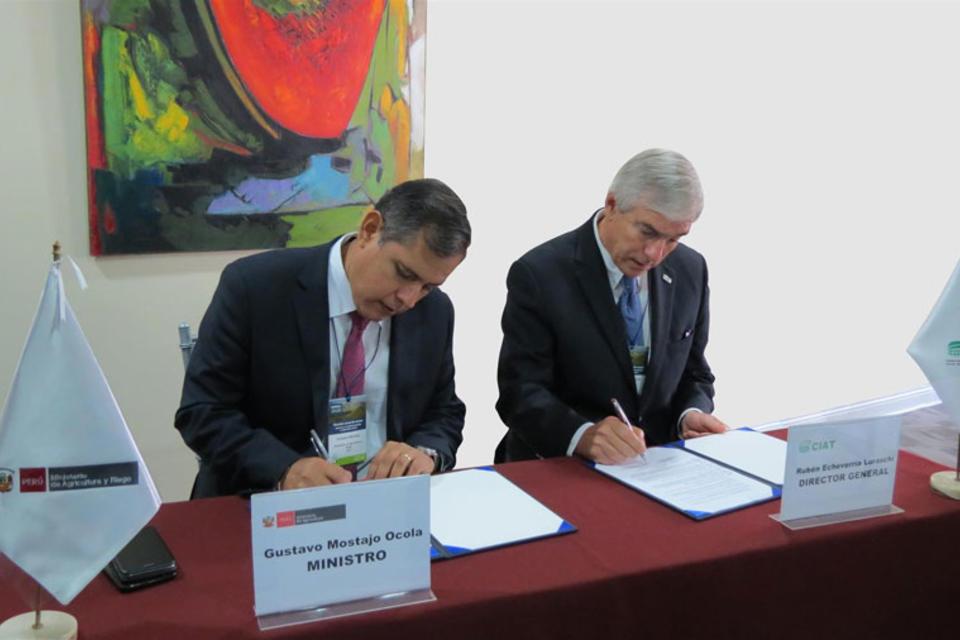 El CIAT firma acuerdo de colaboraci&oacute;n con el Ministerio de Agricultura y Riego de Per&uacute;