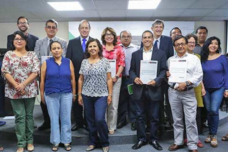 Peru and Bioversity International sign an agreement to advance research on cocoa